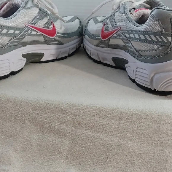 Nike Womens Initiator running shoes, white, metallic silver, and pink. Sz 9 - Picture 5 of 9
